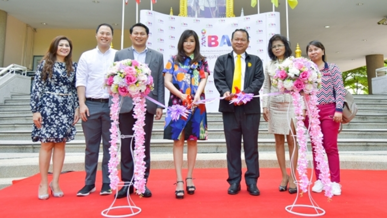 ดร.พัทธนันท์ เพชรเชิดชู รองอธิการบดีสายงา...