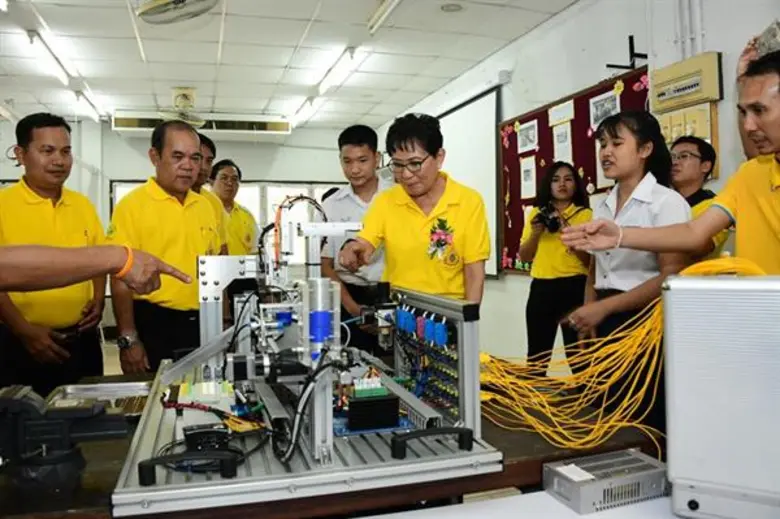 ภาพข่าว: รมช.ศธ.เยี่ยมชมวท.ลพบุรี