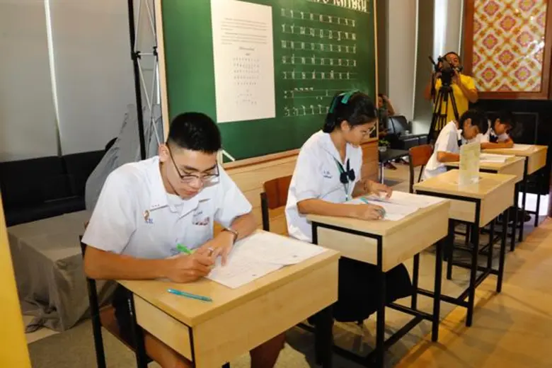 สนองพระบรมราโชบายพระบาทสมเด็จพระเจ้าอยู่หัวทรงสืบสานพระราชปณิธานสมเด็จพระบรมชนกนาถ มอบรางวัลเชิดชูเกียรติปูชนียบุคคล–เยาวชน-ผู้ใช้ภาษาไทยดีเด่น–เพชรในเพลง