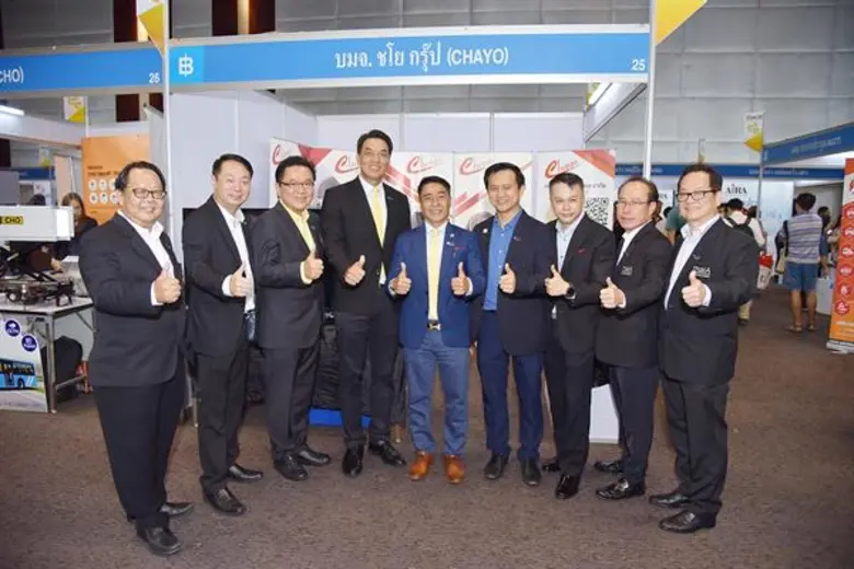 นายสุขสันต์ ยศะสินธุ์ (กลาง) ประธานเจ้าหน...