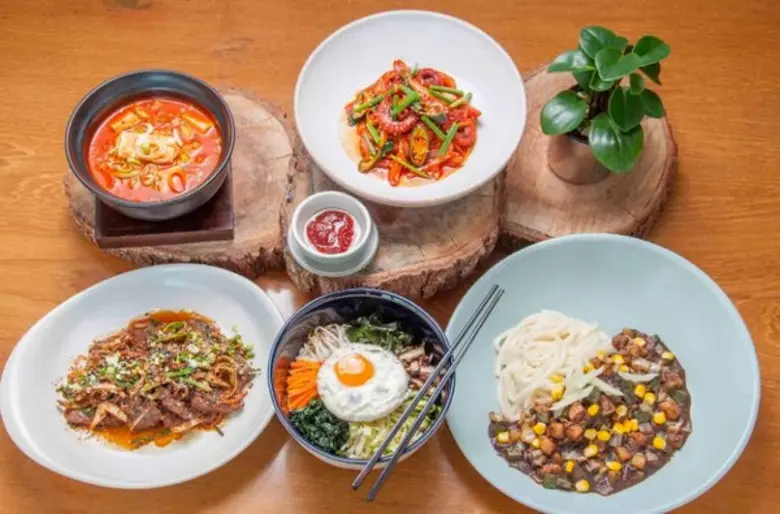 ห้องอาหารริเวอร์บาร์จ โรงแรมชาเทรียม ริเว...