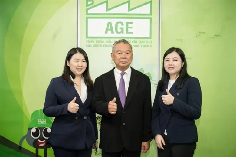 นายพนม ควรสถาพร ประธานกรรมการบริหาร (กลาง...