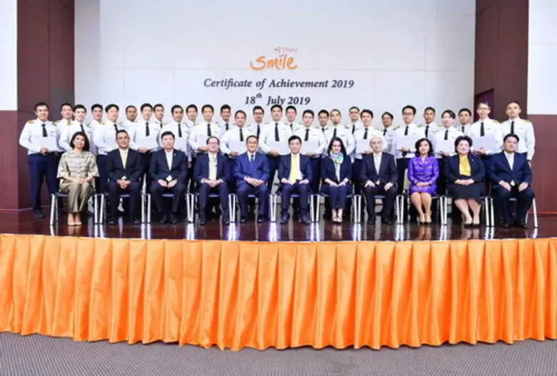 นายสุเมธ ดำรงชัยธรรม (นั่ง ที่6จากขวา) กร...