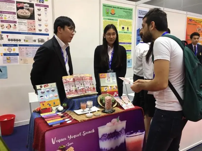 นักศึกษา วิทยาศาสตร์ฯ มธ. เปิดผลงาน “มังคุดโยเกิร์ตอบกรอบ” ครั้งแรกงานวิจัยแปลงมังคุดไทยสู่ “ฟังก์ชันนัลฟู้ดส์” อุดมคุณค่า รับเทรนด์รักสุขภาพทั่วโลก