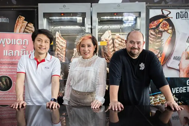 นายจรัสภล รุจิราโสภณ (ซ้าย) ประธานเจ้าหน้...