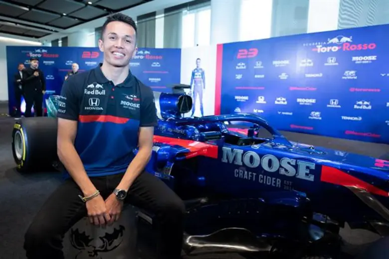 MOOSE CRAFT CIDER ร่วมสนับสนุนนักแข่งรถฟอร์มูล่า วัน สัญชาติไทย  “อเล็กซ์ อัลบอน” และทีม Scuderia Toro Rosso ประกาศศักดาธงไตรรงค์สู่สนามแข่งระดับโลก