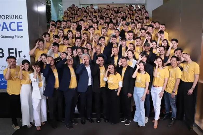 เบิร์ด – ธงไชย แมคอินไตย์ พร้อมด้วยเหล่าศ...