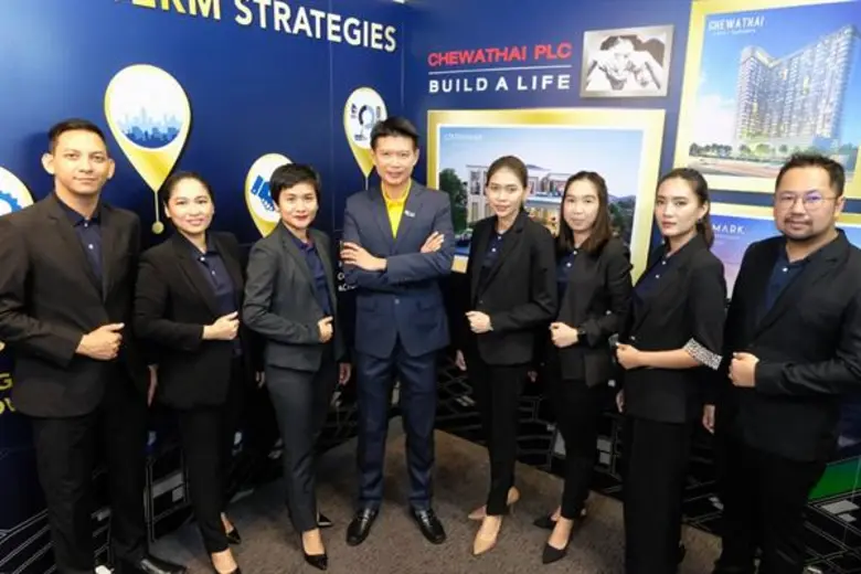 นายบุญ ชุน เกียรติ (ที่4จากซ้าย) กรรมการผ...