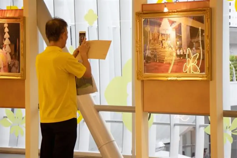 ศูนย์การค้า ในเครือเอ็ม บี เค กรุ๊ป เชิญชวนพสกนิกรร่วมจุดเทียนถวายพระพรชัยมงคล พร้อมชมนิทรรศการเฉลิมพระเกียรติ “ธ ครองราชย์ ครองใจไทยทั้งชาติ ประชาราษฏร์น้อมเกล้าสรรเสริญ”