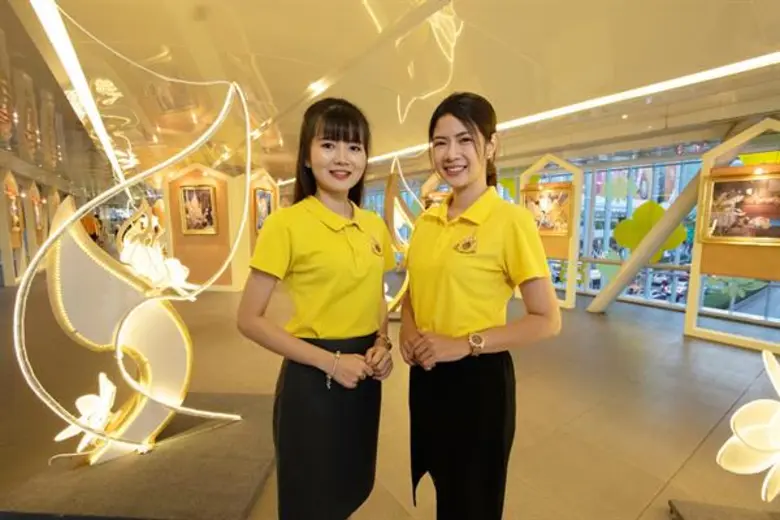 ศูนย์การค้า ในเครือเอ็ม บี เค กรุ๊ป เชิญชวนพสกนิกรร่วมจุดเทียนถวายพระพรชัยมงคล พร้อมชมนิทรรศการเฉลิมพระเกียรติ “ธ ครองราชย์ ครองใจไทยทั้งชาติ ประชาราษฏร์น้อมเกล้าสรรเสริญ”