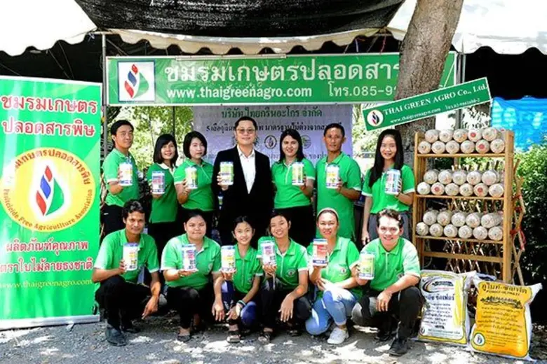 นายมนตรี บุญจรัส (กลาง) ประธานกรรมการชมรม...