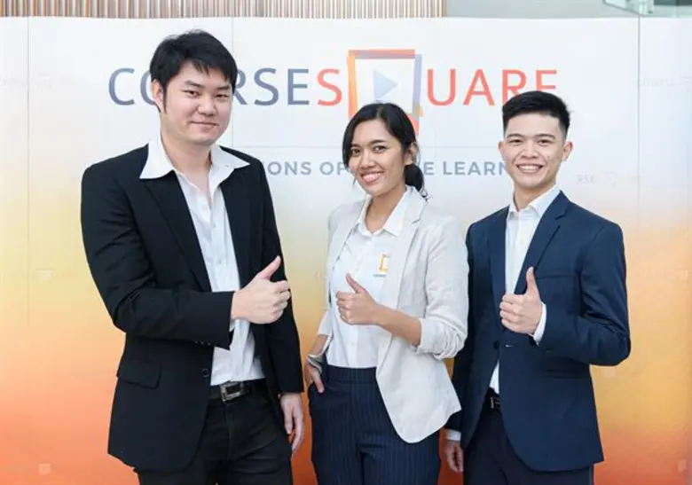 นายอดิศร วิเชียรเจริญ (ซ้าย) ผู้บริหารฝ่า...