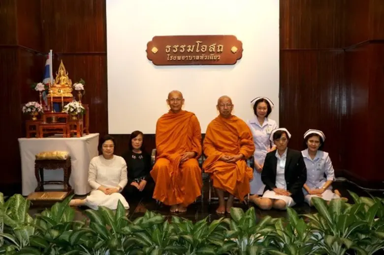 พระราชญาณกวี (นั่ง : ซ้าย) ผู้ช่วยเจ้าอาว...