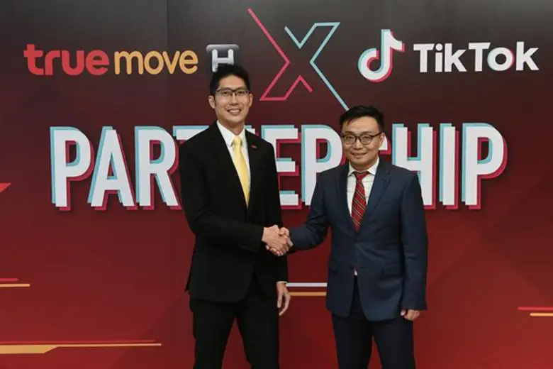 ทรูมูฟ เอช โดย มร. จัสติน อัง (ซ้าย) รองห...