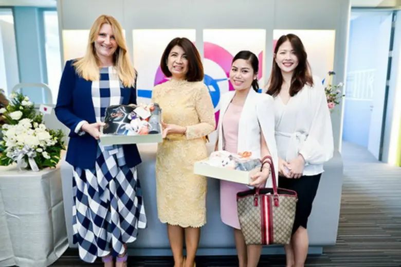 นางเนตรนภางค์ ธีระวาส (ที่สองจากซ้าย) ประ...