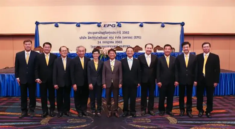 นายวัชรา ตันตริยานนท์ ประธานกรรมการ (กลาง...