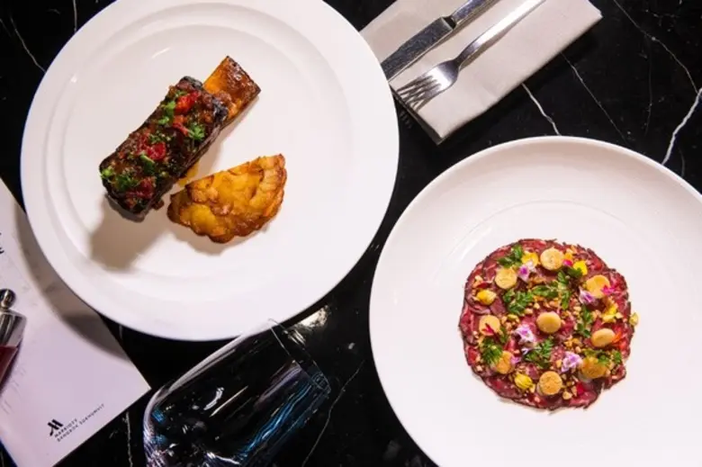 เมนูรมควัน ณ ห้องอาหาร เดอะ ดิสทริคท์ กริลล์ รูม แอนด์ บาร์