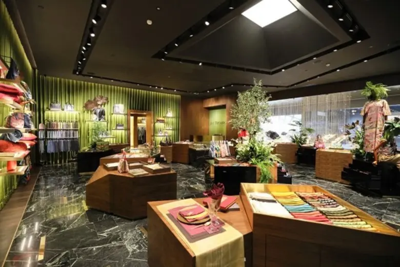 ไอคอนสยาม พร้อมเปิดตัวผ้าพันคอดีไซน์พิเศษด้วยแรงบันดาลใจจากสายน้ำเจ้าพระยา