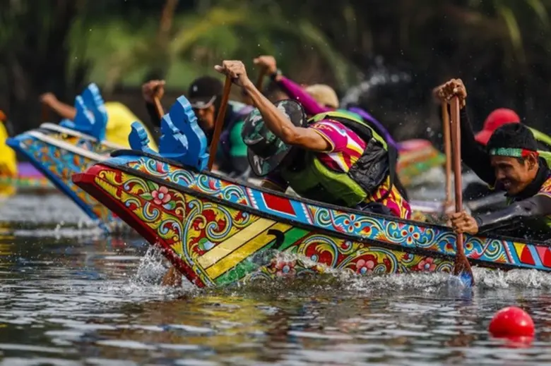 พลเรือเอกชัยณรงค์ เจริญรักษ์ นายกสมาคมเรือพายแห่งปร...