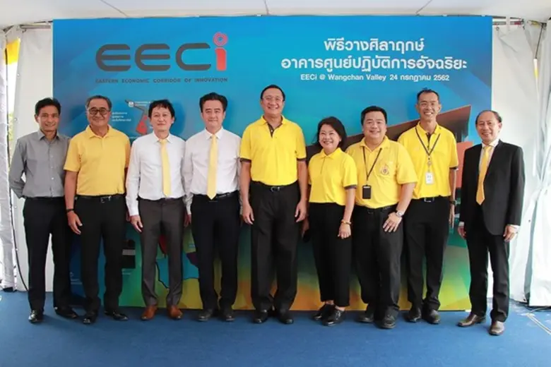 นายสกล เหล่าสุวรรณ (ที่ 3 จากซ้าย) กรรมกา...