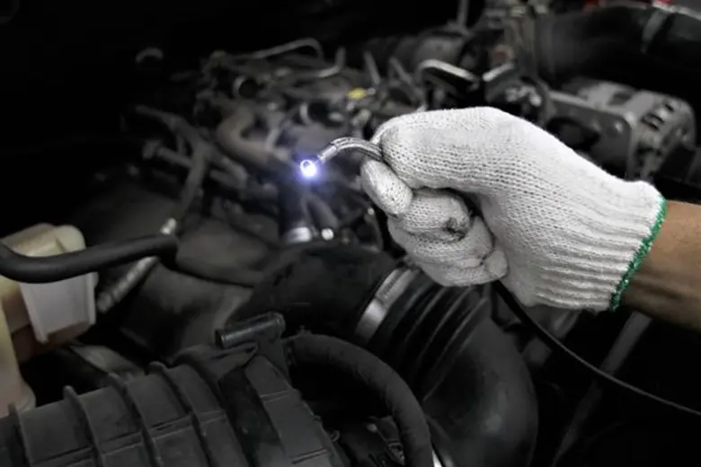 ช่างเทคนิคของเชฟโรเลตติดต่อสื่อสารกับวิศว...