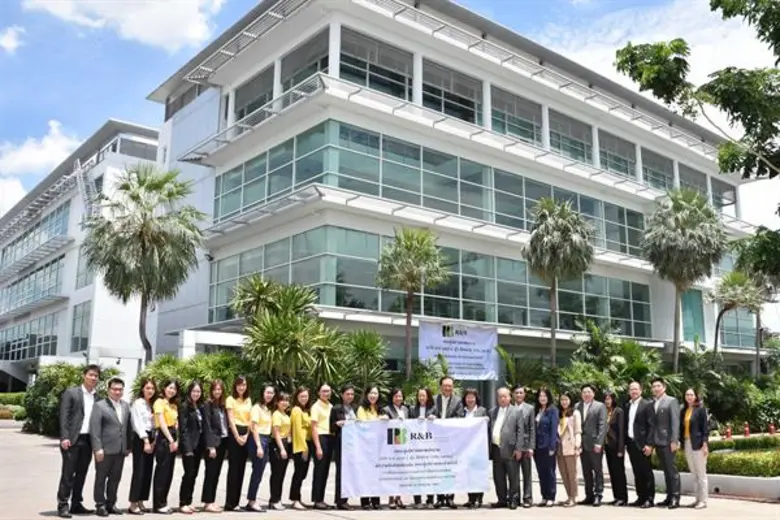 นางเบญจวรรณ รัตนประยูร ประธานกรรมการ (คนท...