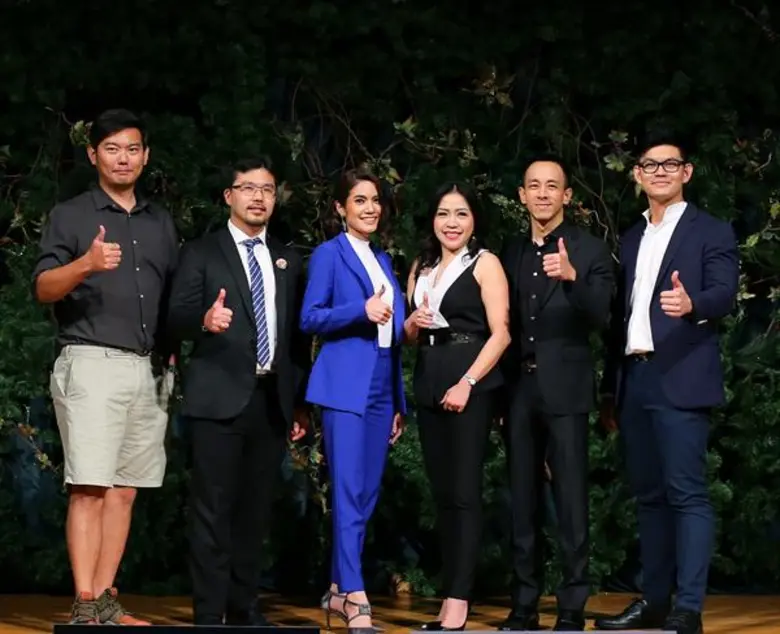 นายปุณยวีร์ จันทรขจร (ริมขวา) นักลงทุนชื่...