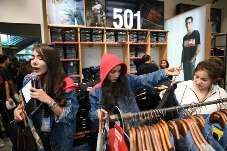 ลีวายส์(R) คุ้ม จัด หนัก ซื้อ 1 แถม 1 ซื้อเท่าไหร่แถมให้เท่านั้น พร้อมแจกโชคลุ้นซุปเปอร์ซูม Huawei P30 Pro จำนวน 20 เครื่อง