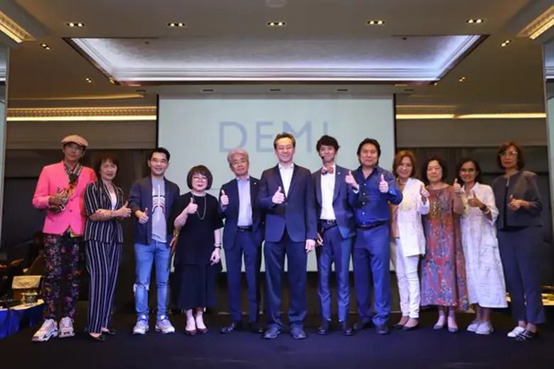 นายวรเทพ อัศวเกษม (ที่หกจากซ้าย) กรรมการผ...