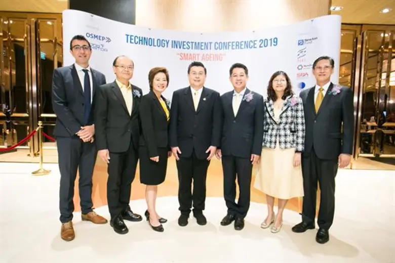 นายสุวรรณชัย โลหะวัฒนกุล (กลาง) ผู้อำนวยก...