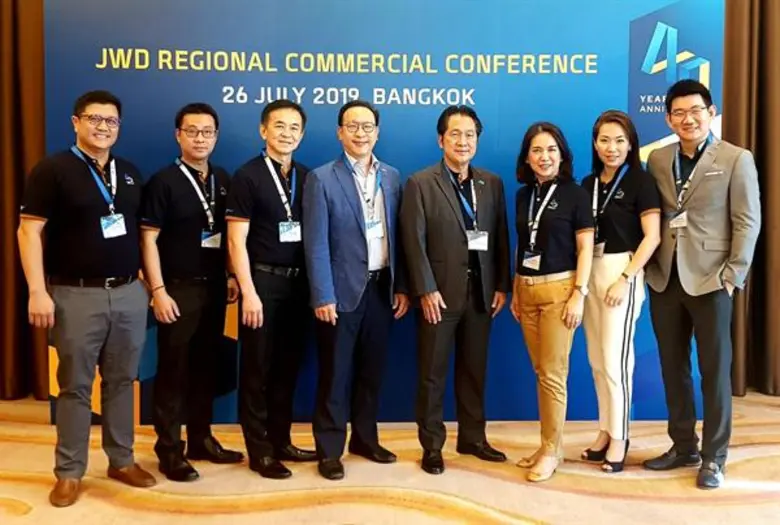 นายชวนินทร์ บัณฑิตกฤษดา (ที่ 4 จากซ้าย) ป...