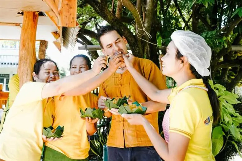 สืบสานประเพณีท้องถิ่น “ตำข้าวโบราณ” สัมผัสถิ่นอีสานใต้ ณ ศรีสะเกษ