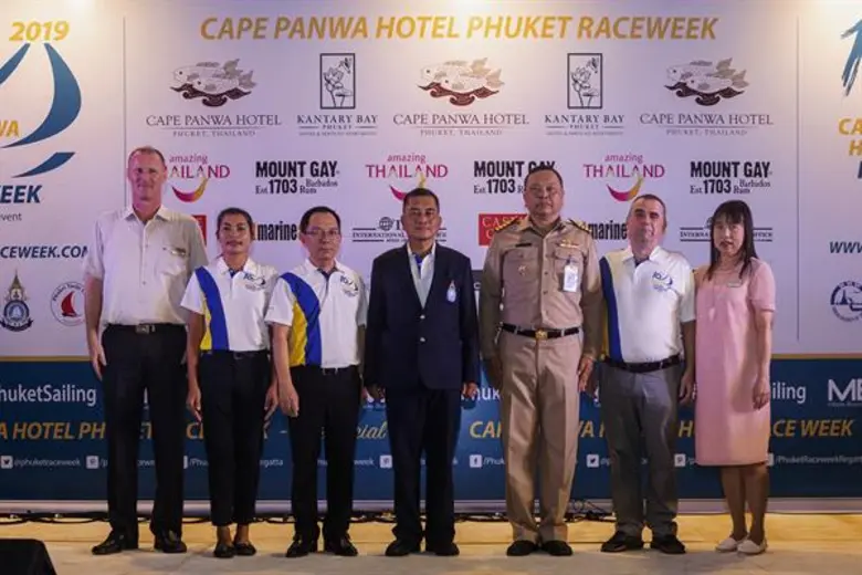 ภูมิภัทร นาวานุเคราะห์ (คนที่ 3 จากซ้าย) ...