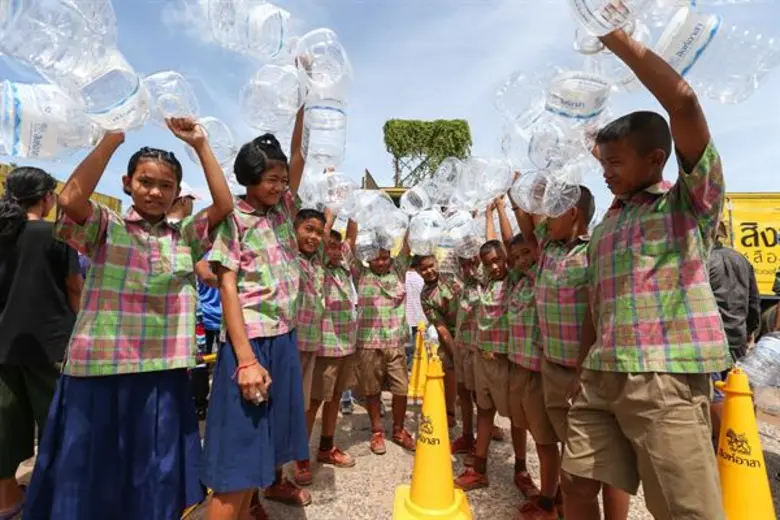 เครือข่ายนศ.สิงห์อาสา 16 สถาบันภาคอีสาน มอบน้ำ (ใจ) ช่วยภัยแล้งลงพื้นที่มหาสารคาม สุรินทร์