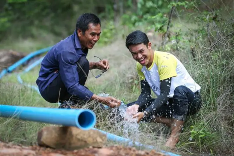 เครือข่ายนศ.สิงห์อาสา 16 สถาบันภาคอีสาน มอบน้ำ (ใจ) ช่วยภัยแล้งลงพื้นที่มหาสารคาม สุรินทร์