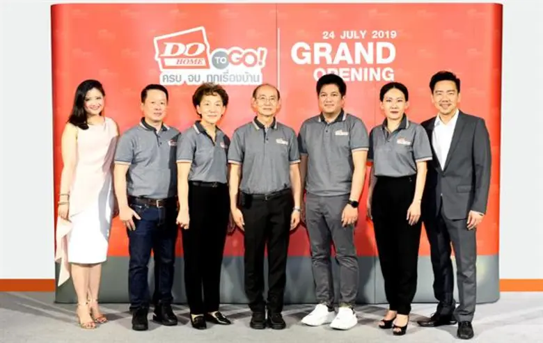 นายอดิศักดิ์ ตั้งมิตรประชา (กลาง) กรรมการ...