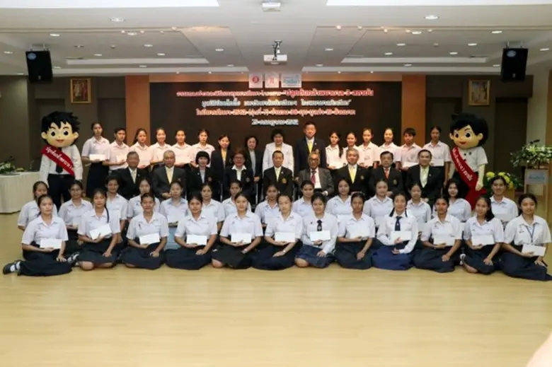 ดร.วิเชียร เตชะไพบูลย์ (แถวนั่ง : กลาง) ป...