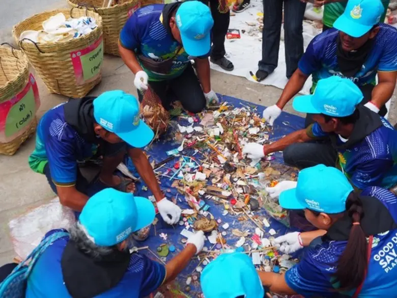 รมว.ทส. นำทีม เก็บขยะชายหาด กระตุ้นจิตสำนึก ลดปัญหาขยะทะเล ชูหาดเจ้าสำราญ ตัวอย่างชุมชนร่วมด้วยช่วยกัน