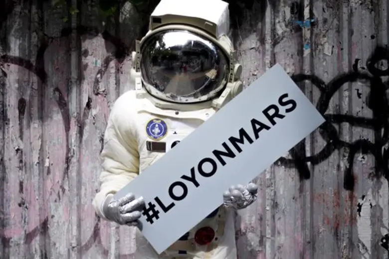 โซเชียลแตกตื่น! พบมนุษย์อวกาศเดินรอบกรุงเทพ “The TOYS” เผยเตรียมค้นหาคำตอบเร็ว ๆ นี้