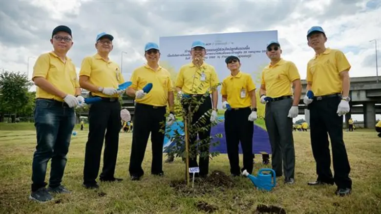 ภาพข่าว: ท่าอากาศยานสุวรรณภูมิร่วมใจปลูกต้นรวงผึ้ง เนื่องในโอกาสวันเฉลิมพระชนมพรรษา พระบาทสมเด็จพระเจ้าอยู่หัว 28 กรกฎาคม 2562