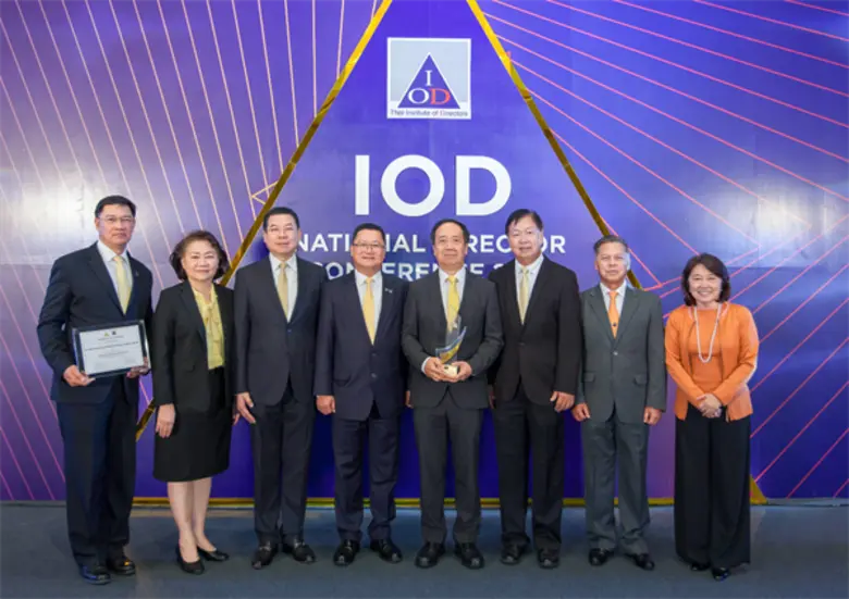 นายปรัชญา ภิญญาวัธน์ (ที่ 4 จากขวา) ประธา...