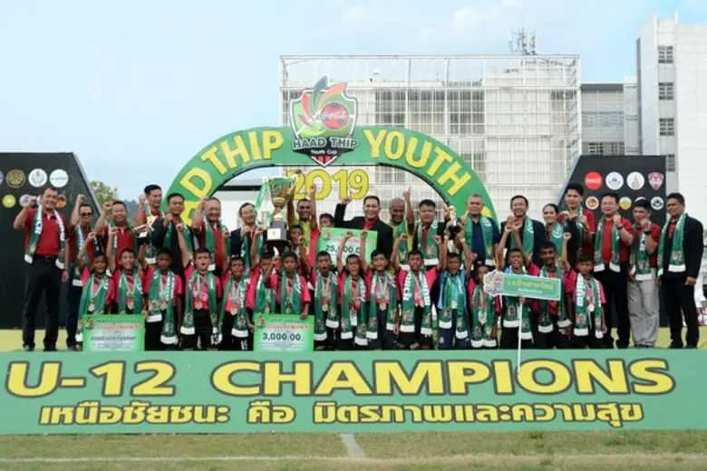 ทีมโรงเรียนบ้านศาลาใหม่ จ.นราธิวาส คว้าแชมป์ “ยุวชนหาดทิพย์คัพ” #8 ครองถ้วยเกียรติยศ พลเอก สุรยุทธ์ จุลานนท์ พร้อมทริปเปิดประสบการณ์ฟุตบอลสุดพิเศษกับ SCG เมืองทอง ยูไนเต็ด ทั้งทีม