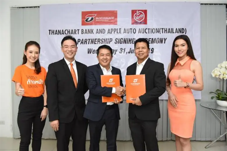 นายป้อมเพชร รสานนท์ (ซ้าย) รองกรรมการผู้จ...