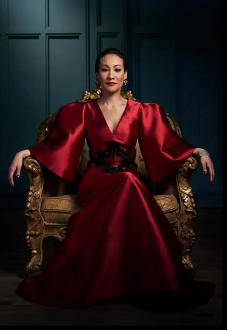 เป็นละครเวทีเรื่องยิ่งใหญ่ ที่ใครๆ ต่างก็...