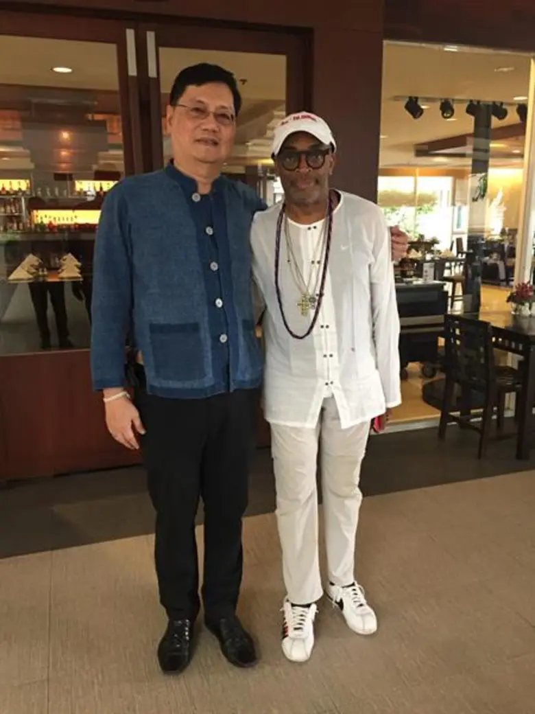 เศรษฐพงศ์ วรรธนะกุล (คนซ้าย) ผู้จัดการทั่...