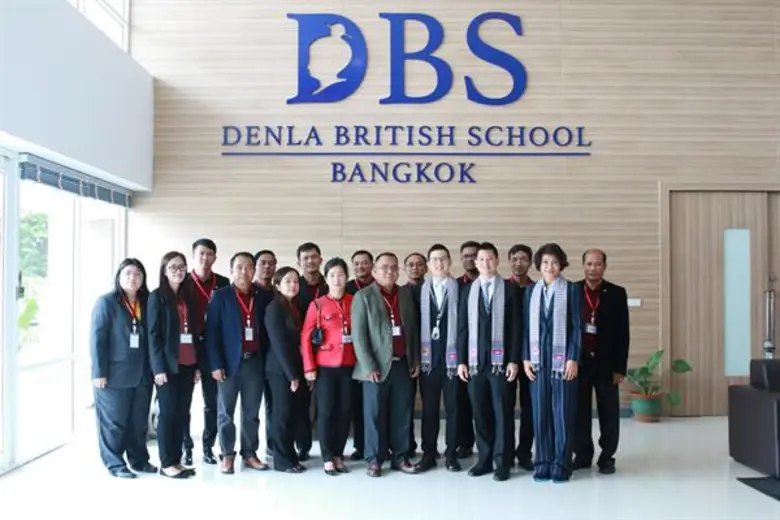 ดร.ต่อยศ ปาลเดชพงศ์ (แถวหน้าที่ 3 จากขวา) ดร. เต็มย...