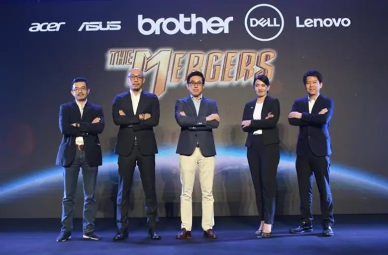 นายธีรวุธ ศุภพันธุ์ภิญโญ (ตรงกลาง) กรรมกา...