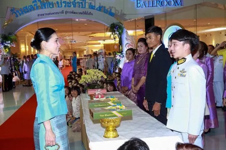นศ.บัญชีศรีปทุม ทูลเกล้าฯ ถวายของที่ระลึก พระราชินี งานวันสตรีไทย’62