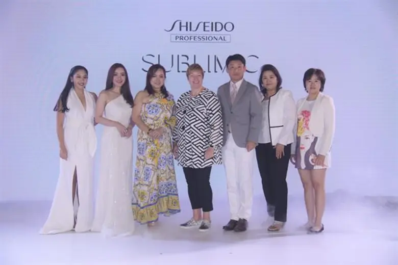 แคทริน่า เฮอร์เน่ (คนที่ 4 จากซ้าย) ประธา...