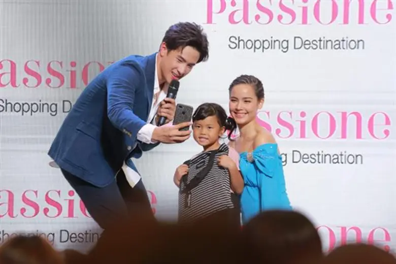 ฟินหนักมาก “ญาญ่า - เจมส์ มาร์" จัดเต็มมินิคอนเสิร์ตเอาใจแฟนคลับชาวระยอง ในงาน “Fan Meet with Urassaya & James ma @Passione”